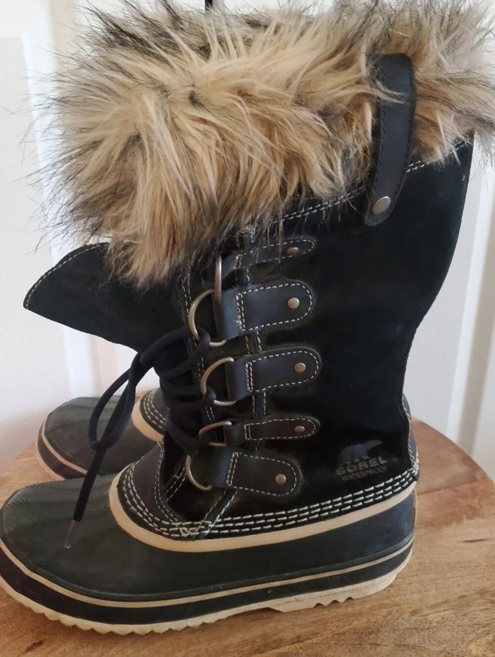 SOREL JOAN OF ARCTIC WINTER FAUX FUR COLLAR BOOTS. WATERPROOF SZ 8.